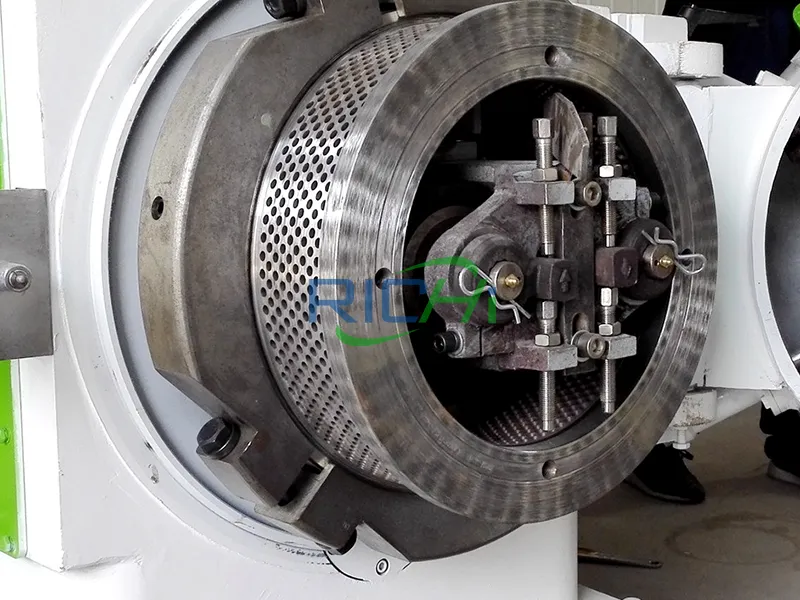 Safety pin for cattle feed pellet mill