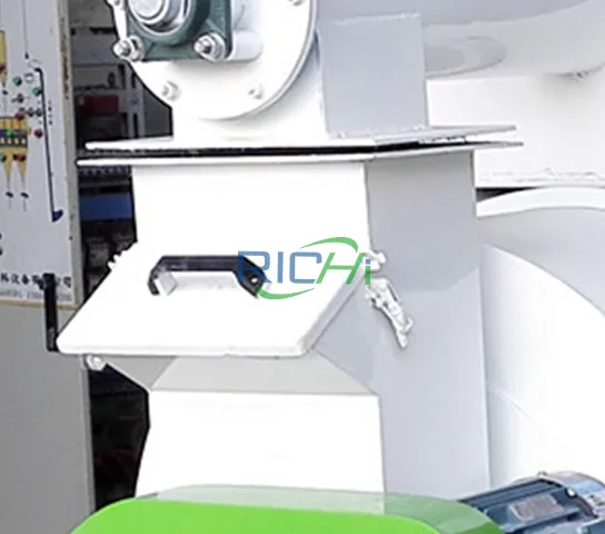 EFB pellet machine feed chute