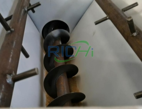 Anti-arching feeder for cow dung pellet making machine