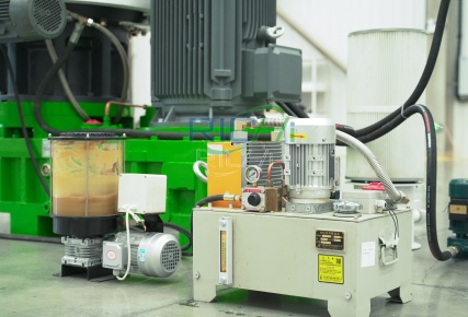 Lubrication system of vertical biomass pellet machine