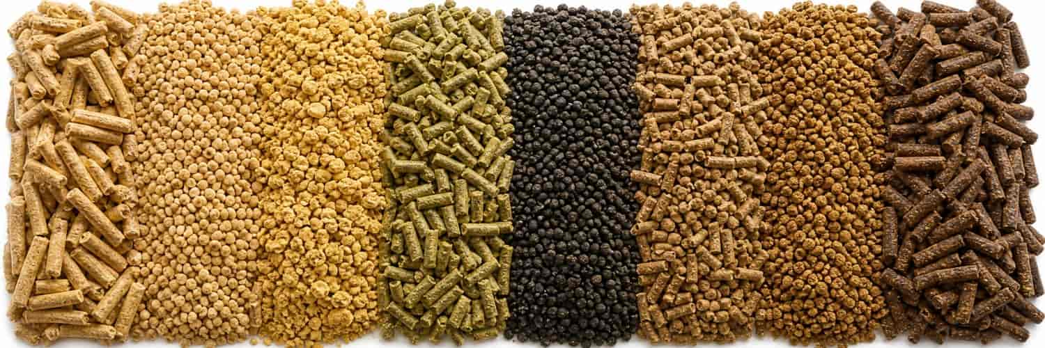 Granule de furaje pentru păsări provenite de la linia de producție a furajelor pentru păsări