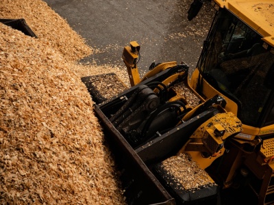 Vertical biomass pellet mill for mixing raw materials