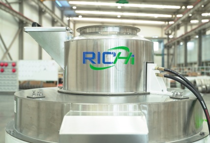Vertical ring die pellet mill feeder