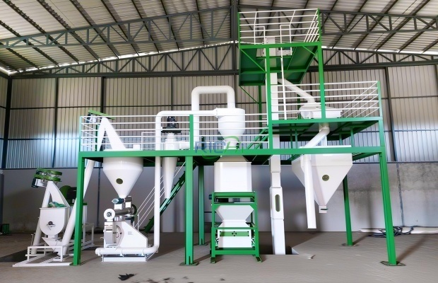 1-2 TH chicken feed maker machine in Rwanda