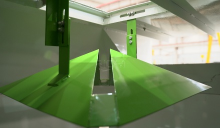 Adjustable material distribution plate